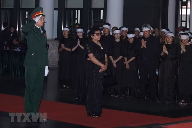 A delegation of the Embassy of Sri Lanka in Vietnam, headed by Ambassador Saranya Hasathi Urgodawatt Dissanayke, pays tribute to former Party chief Do Muoi.