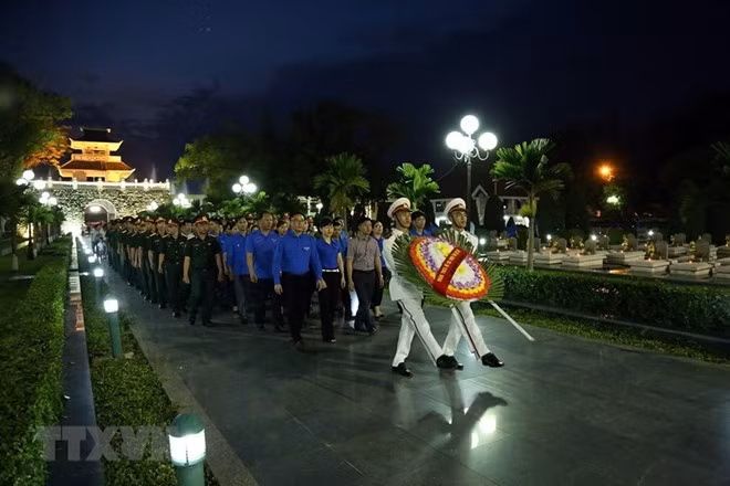 Delegates and youths pay tribute to martyrs (Source: VNA)