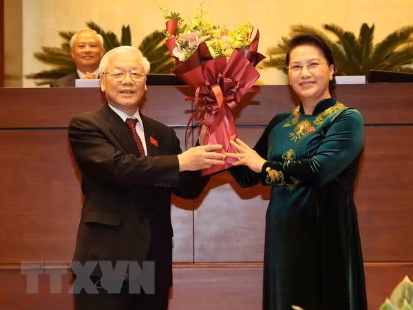 President Nguyen Phu Trong receives a flower bouquet from National Assembly Chairwoman Nguyen Thi Kim Ngan after the election (Photo: VNA) President Nguyen Phu Trong receives a flower bouquet from National Assembly Chairwoman Nguyen Thi Kim Ngan after the election (Photo: VNA)
