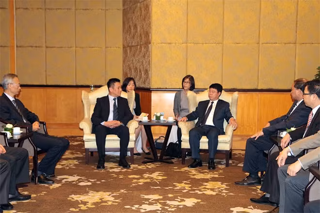 Senior Lieutenant General Bui Van Nam and Mr. Gao Jin Xi at the reception