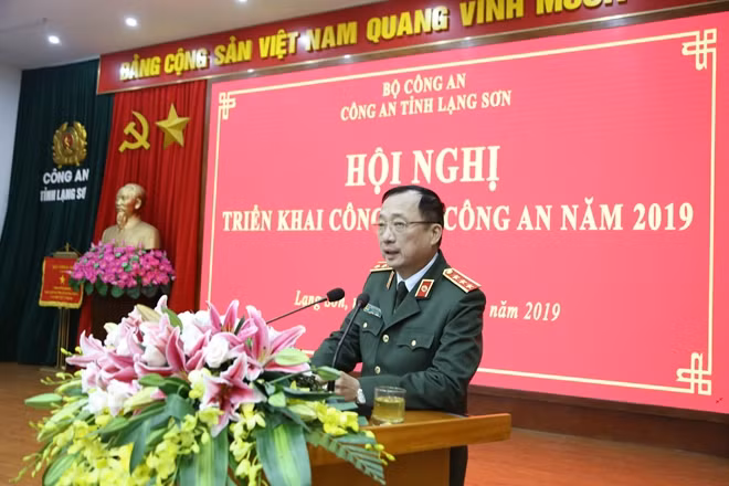 Deputy Minister Nguyen Van Son speaks at the conference.