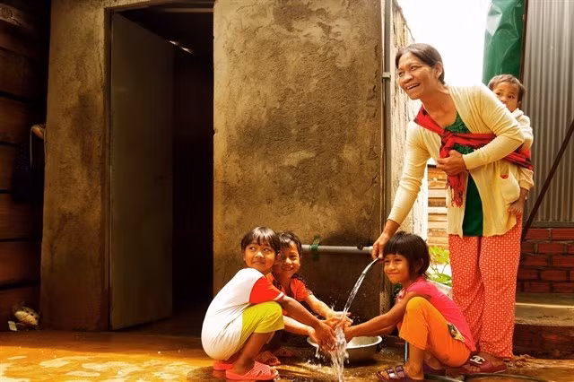 People in Thuan An Commune, Dac Mil District, the Central Highland province of Dak Nong use pipe water supplied by the “Clean water for border areas” programme. (Photo: VNA)