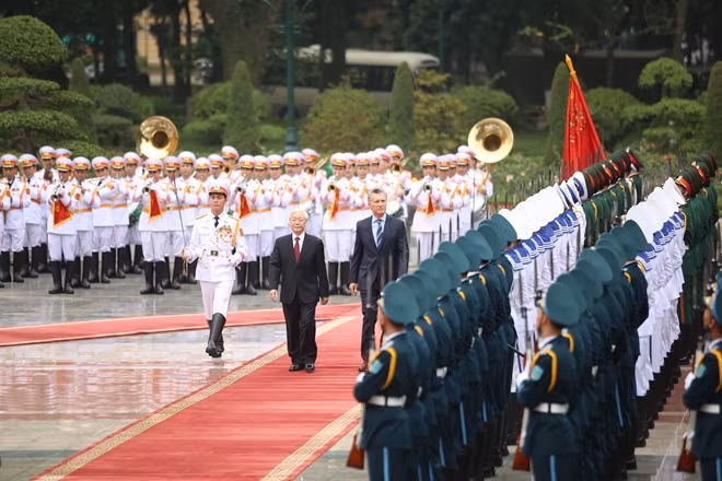 Party General Secretary and President Nguyen Phu Trong and President of Argentina Mauricio Macri review the guard of honour at the welcome ceremony.