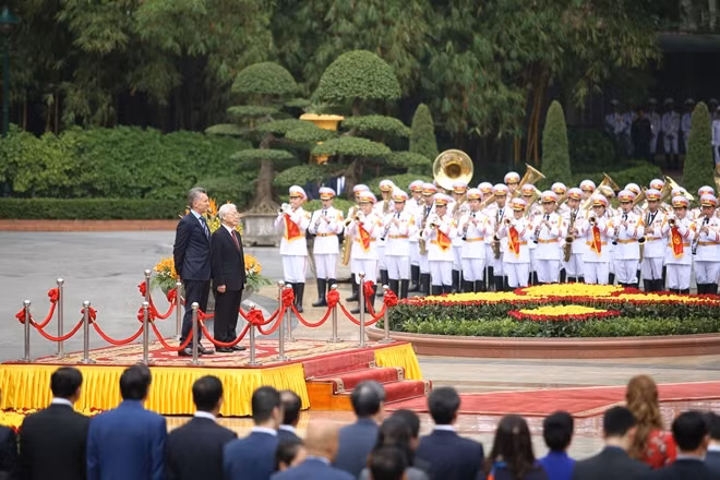...while the President of Argentina was accompanied by senior officials of Argentina’s Government and Parliament.