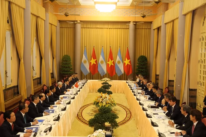 The two Presidents held talks shortly after the welcome ceremony and then they witnessed the signing ceremony of various agreements between ministries and agencies of both sides. The President of Argentina will have meetings with National Assembly Chairwoman Nguyen Thi Kim Ngan and Prime Minister Nguyen Xuan Phuc later on the same day.