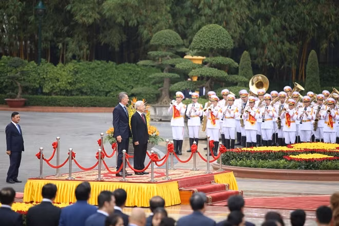Party General Secretary and President Nguyen Phu Trong and his wife chaired the event which was attended by Deputy Prime Minister Vu Duc Dam, Vice Chairman of the National Assembly Phung Quoc Hien, and Chairman of the Presidential Office Dao Viet Trung, along with leaders of ministries, departments, and centrally-run agencies...