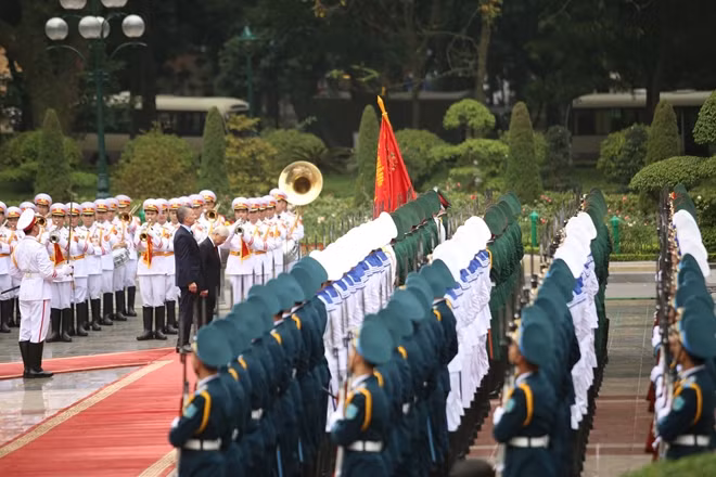 The three-day trip, which comes at the invitation of President Trong, also illustrates the importance of Vietnam in the external policies of Argentina towards Asia and Southeast Asia in particular, especially after the Latin American nation signed the Treaty of Amity and Cooperation (TAC) with the Association of Southeast Asian Nations (ASEAN) in August 2018.