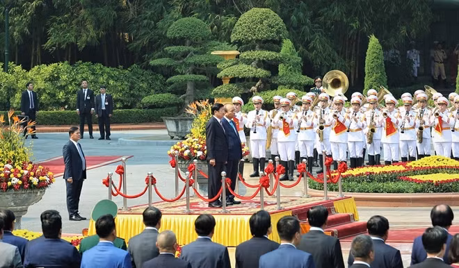 On the afternoon of October 1, PM Phuc chaired an official welcoming ceremony for his Lao counterpart Thongloun Sisoulith.
