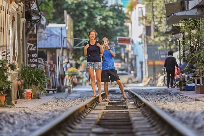 Hanoi's train street is running from Kham Thien street to the Giai Phong - Dai Co Viet crossroad.
