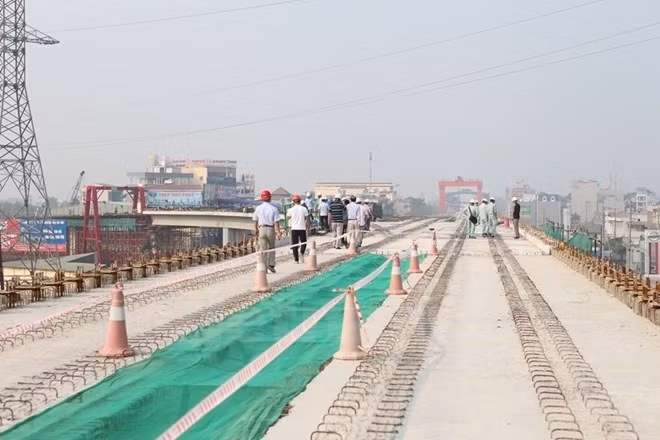The Cat Linh-Ha Dong elevated rail project is under construction. (Photo: VNA)