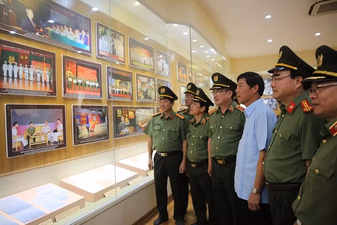Deputy Minister Nguyen Van Thanh and other delegates visit the Traditional House of the memorial site.