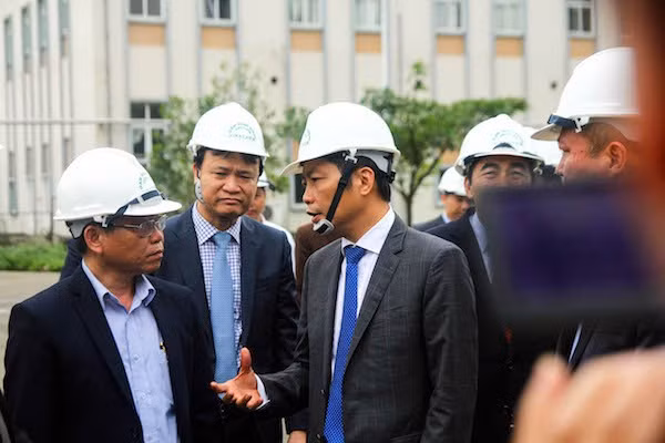 Minister of Industry and Trade, Tran Tuan Anh (right) visit Ninh Binh Fertiliser Plant on February 21