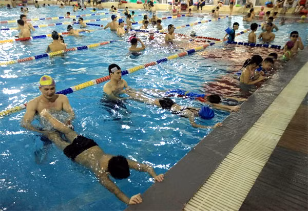 A swimming class in Ha Noi. Many rural provinces begin to offer swimming lessons for children this summer. – Photo: VNA/VNS