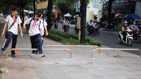 The barriers on Nguyen Binh Khiem Street in District 1. Photo by VnExpress/Huu Nguyen