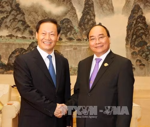 Prime Minister Nguyễn Xuân Phúc meets with Secretary of the Party Committee of the Guangxi Zhuang Autonomous Region Peng Qinghua. VNA/VNS Photo Thống Nhất
