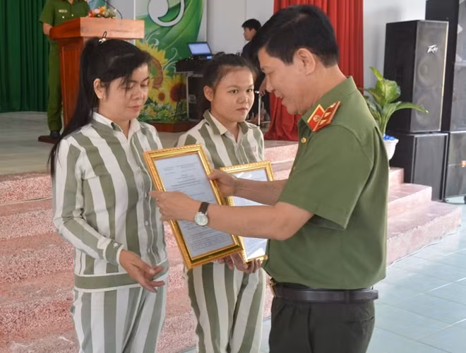 Deputy Minister Nguyen Van Son hands decisions to prisoners.