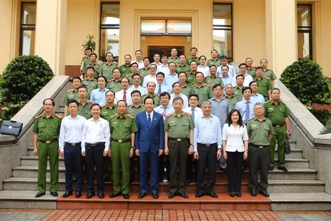 Minister To Lam, Mr. Dao Ngoc Dung and other delegates.