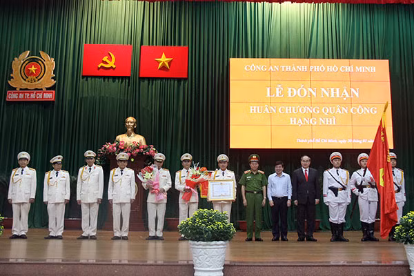 As authorized by the State President, Deputy Minister Le Quy Vuong presented the Military Exploit Order, 2nd Class to the city's police