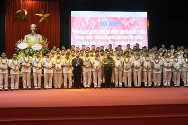 Deputy Minister Nguyen Van Thanh and Mr. Bui Van Tinh present symbols of the movement to outstanding police officers and soldiers. Deputy Minister Nguyen Van Thanh and Mr. Bui Van Tinh present symbols of the movement to outstanding police officers and soldiers.