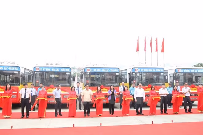 Two new bus routes linking downtown Hanoi with Quoc Oai, Chuong My suburban districts officially launched. – Photo vietnamplus.vn
