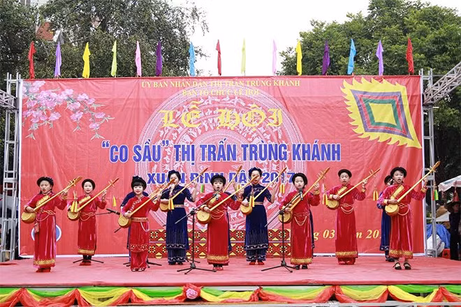 Performing Then, a kind of folk music of Tay, Nung ethnic people