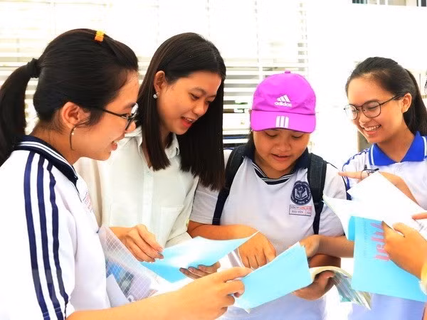 Students discuss over the last test (Photo: VNA)