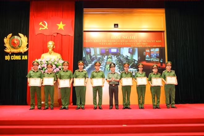 Deputy Minister Nguyen Van Son presents Certificates of Merit to outstanding individuals and teams.