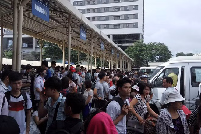 People at stations during the National Day holidays (Photo: VNA)