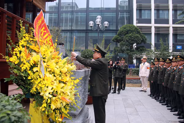 Public Security leaders and officers pay tribute to President Ho Chi Minh