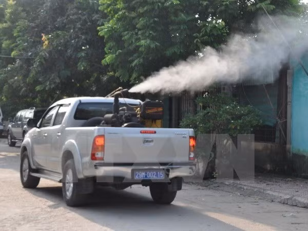 Health officials spray chemicals to kill mosquitoes in Hanoi’s Hoai Duc district