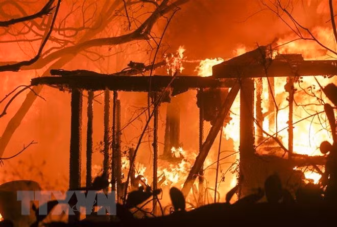 Wildfires are raging through California, the US, killing at least 25 people as of November 11. (Source: Xinhua/VNA)