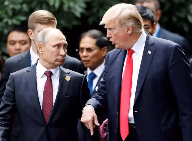U.S. President Donald Trump and Russia's President Vladimir Putin talk during the family photo session at the APEC Summit in Danang, Vietnam November 11, 2017. REUTERS/Jorge Silva/File Photo