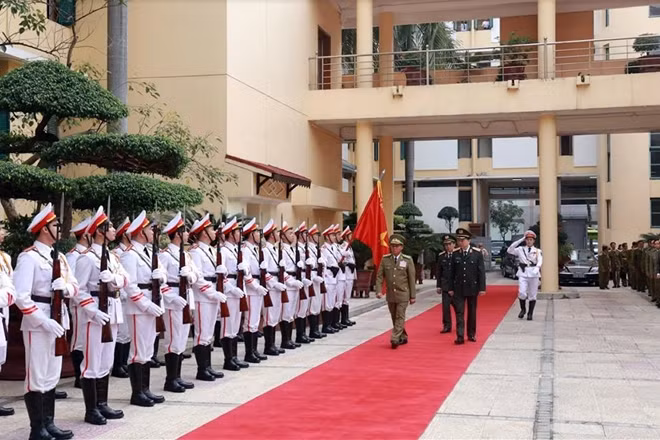 Minister To Lam and Minister Vilay Lakhamphong review the Guard of Honor of the People’s Public Security Forces of Vietnam.