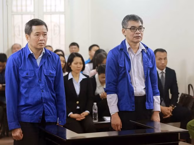 Former Chief Accountant of Vietsovpetro Vo Quang Huy (L) and former General Director of the firm Tu Thanh Nghia at the trial on March 21 (Photo: VNA)