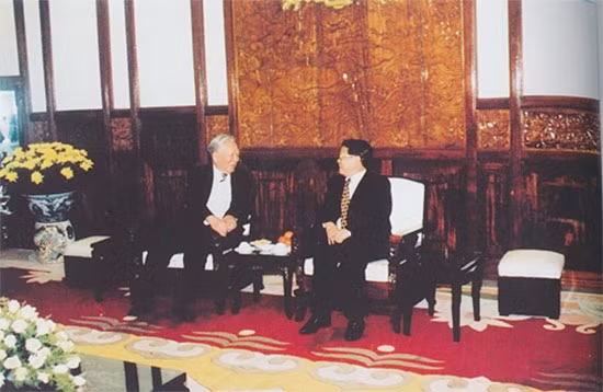 General Le Duc Anh visited and extended New Year wishes to former State President Tran Duc Luong at the Presidential Palace. General Le Duc Anh visited and extended New Year wishes to former State President Tran Duc Luong at the Presidential Palace.