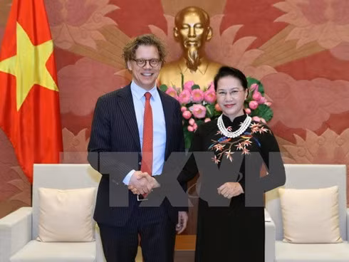 National Assembly Chairwoman Nguyen Thi Kim Ngan (R) and Swedish Ambassador to Vietnam Pereric Hogberg