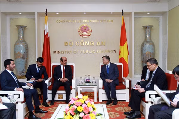 Minister To Lam receives Ambassador of Qatar.