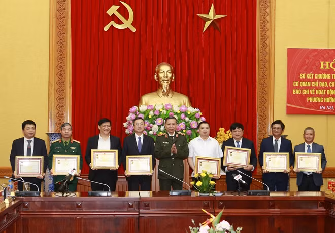 Minister To Lam awards the National Security Protection Medals to 25 individuals of ministries, departments and central branches with large contributions to the cause of national security protection
