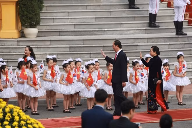 This is the first official visit to Vietnam by President Moon Jae-in, aiming to promote the Vietnam-RoK Strategic Cooperative Partnership.