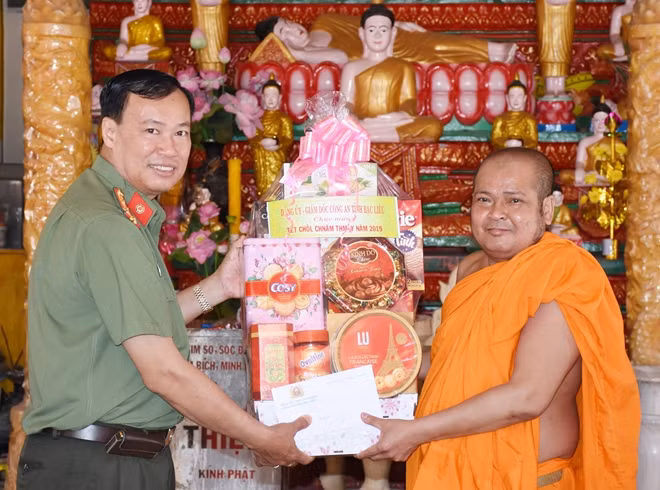 Senior Colonel Le Tan Toi extended best wishes to local religious dignitaries on this special occasion.