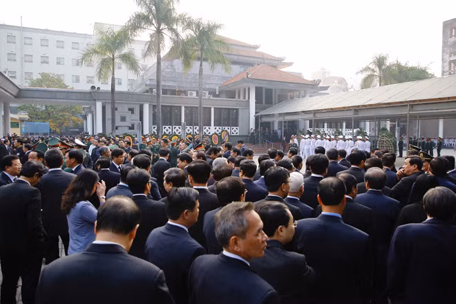 Hundreds of people queue to pay tribute to the former Party Chief at the National Funeral Hall