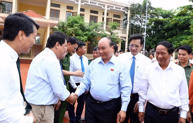 Prime Minister Nguyen Xuan Phuc and the delegation of National Assembly deputies of Hai Phong city had a meeting with voters in the city’s An Duong district on June 16 (Photo: VNA) Prime Minister Nguyen Xuan Phuc and the delegation of National Assembly deputies of Hai Phong city had a meeting with voters in the city’s An Duong district on June 16 (Photo: VNA)