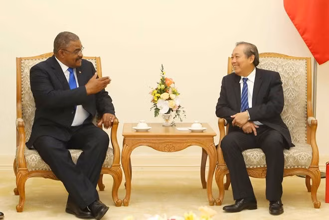 Deputy Prime Minister Truong Hoa Binh (R) receives President of the People’s Supreme Court of Cuba Rubén Remigio Ferro in Hanoi on August 26 (Photo: VNA)