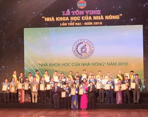 The honored intellectuals, scientists and inventors (Photo: VNA)