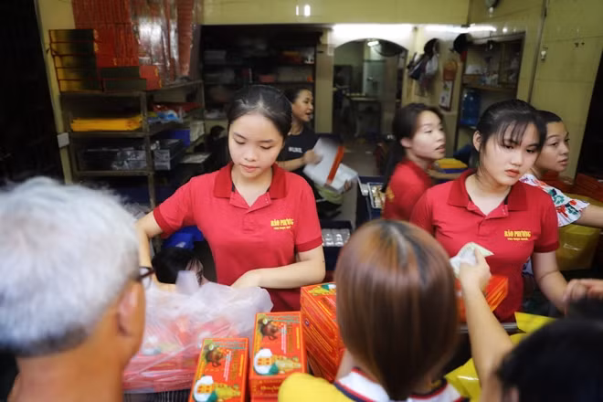 8 shopkeepers are so busy selling cakes from early morning to late evening
