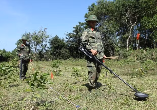 Sappers search for unexploded bombs and mines in Quang Tri province (Photo: VNA)