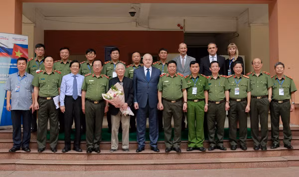 Former Deputy PM Vu Khoan, Deputy Minister Nguyen Van Thanh and other delegates.