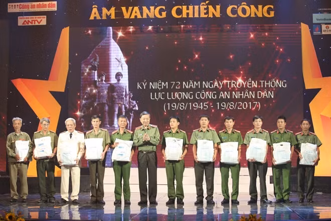 Minister of Public Security presented gifts to various officers