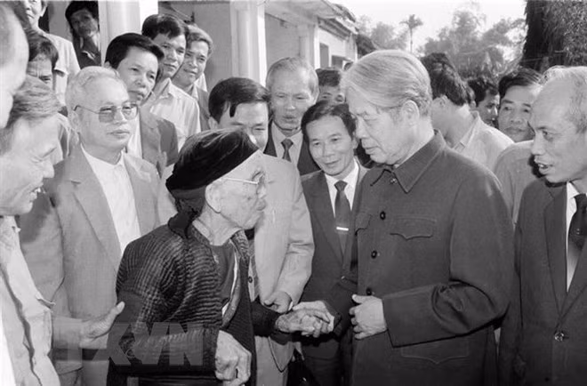 Former CPV General Secretary Do Muoi talks with people in Le Loi commune, Thuong Tin district, Ha Tay province (Source: VNA)