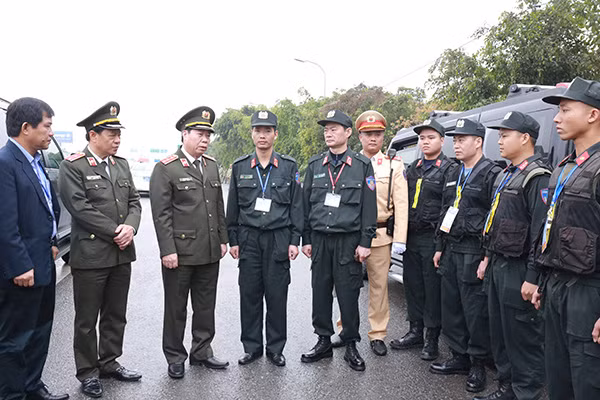 Deputy Minister Bui Van Nam checks security works.